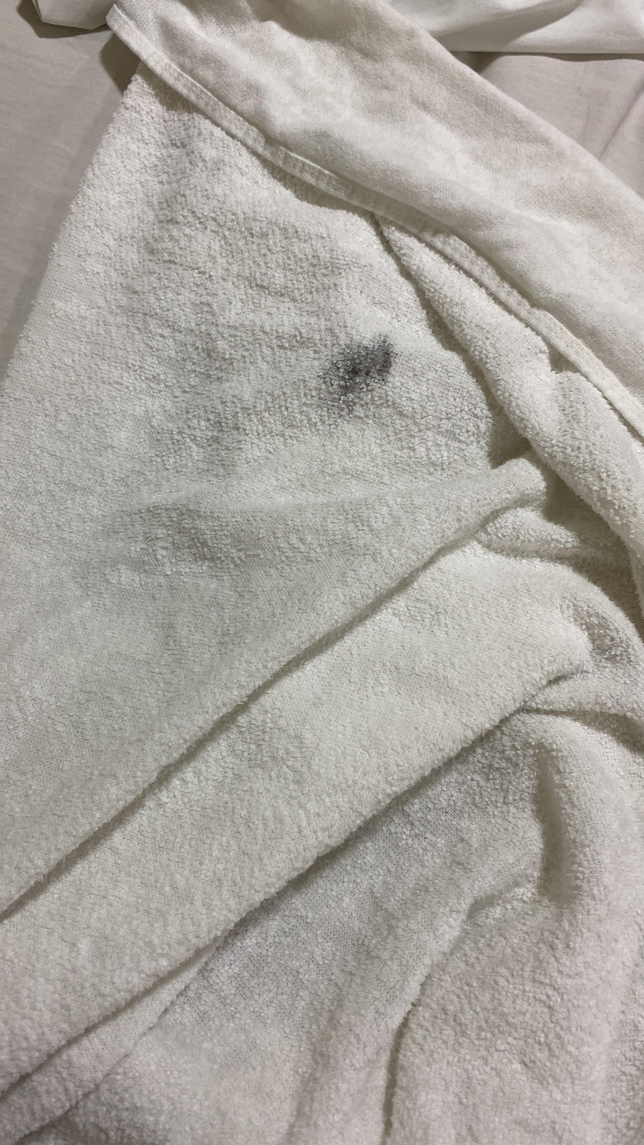 Toalha com mancha preta