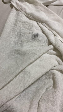 Toalha com mancha preta