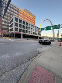 This shows how close the hotel is to the arch!