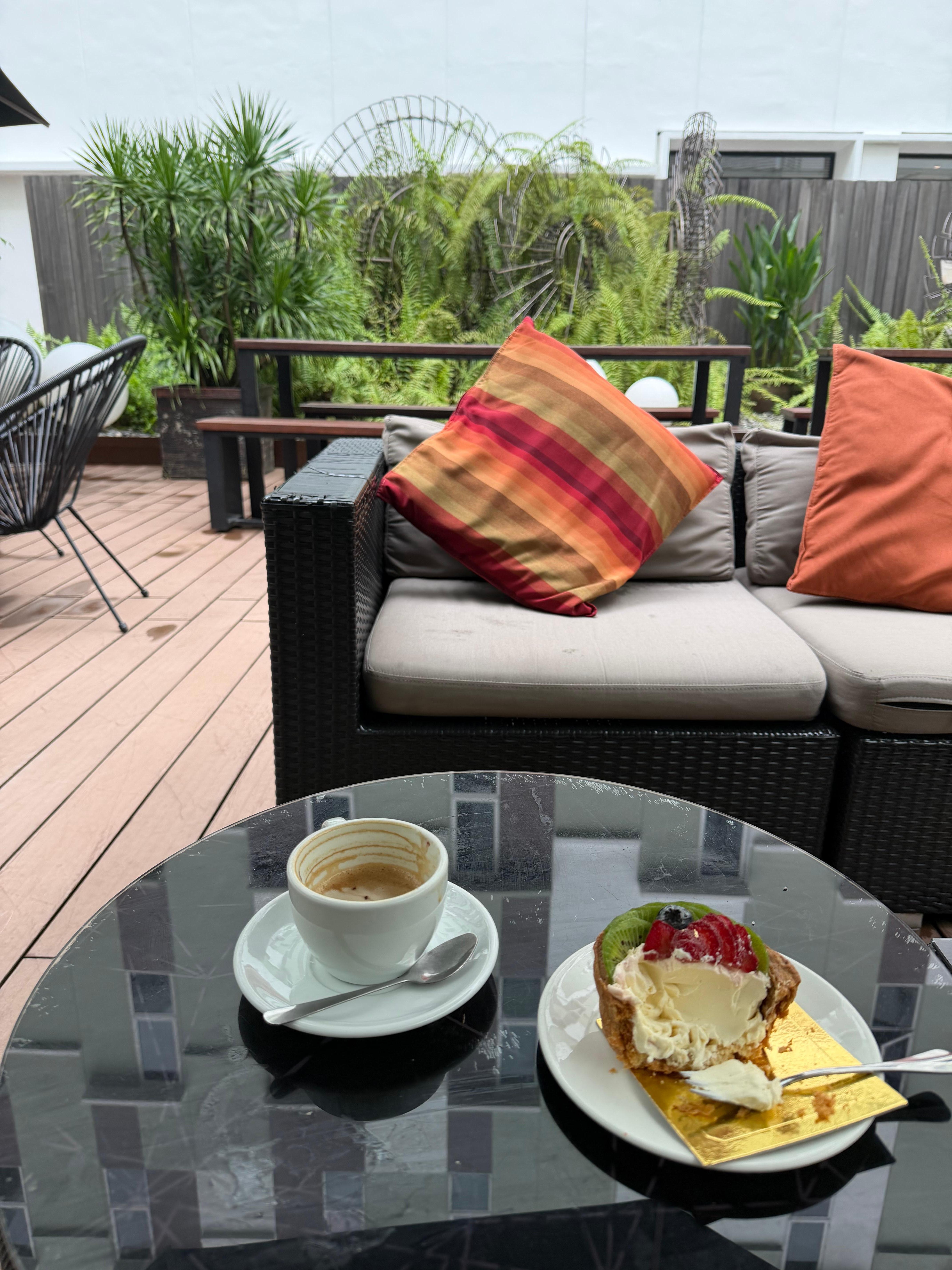 Cafe able to sit in courtyard 