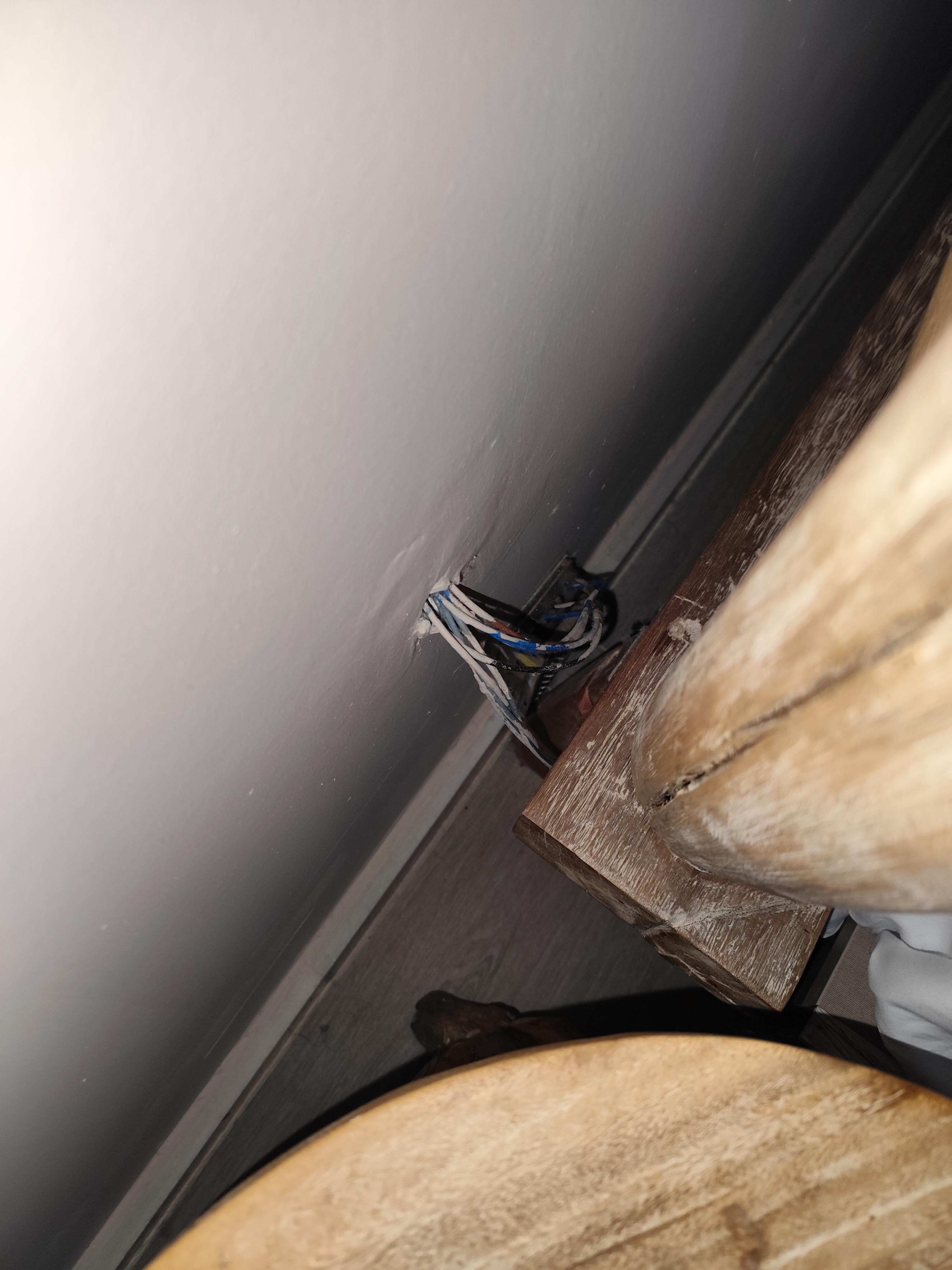 Elektroinstallation der Beleuchtung des Bettes