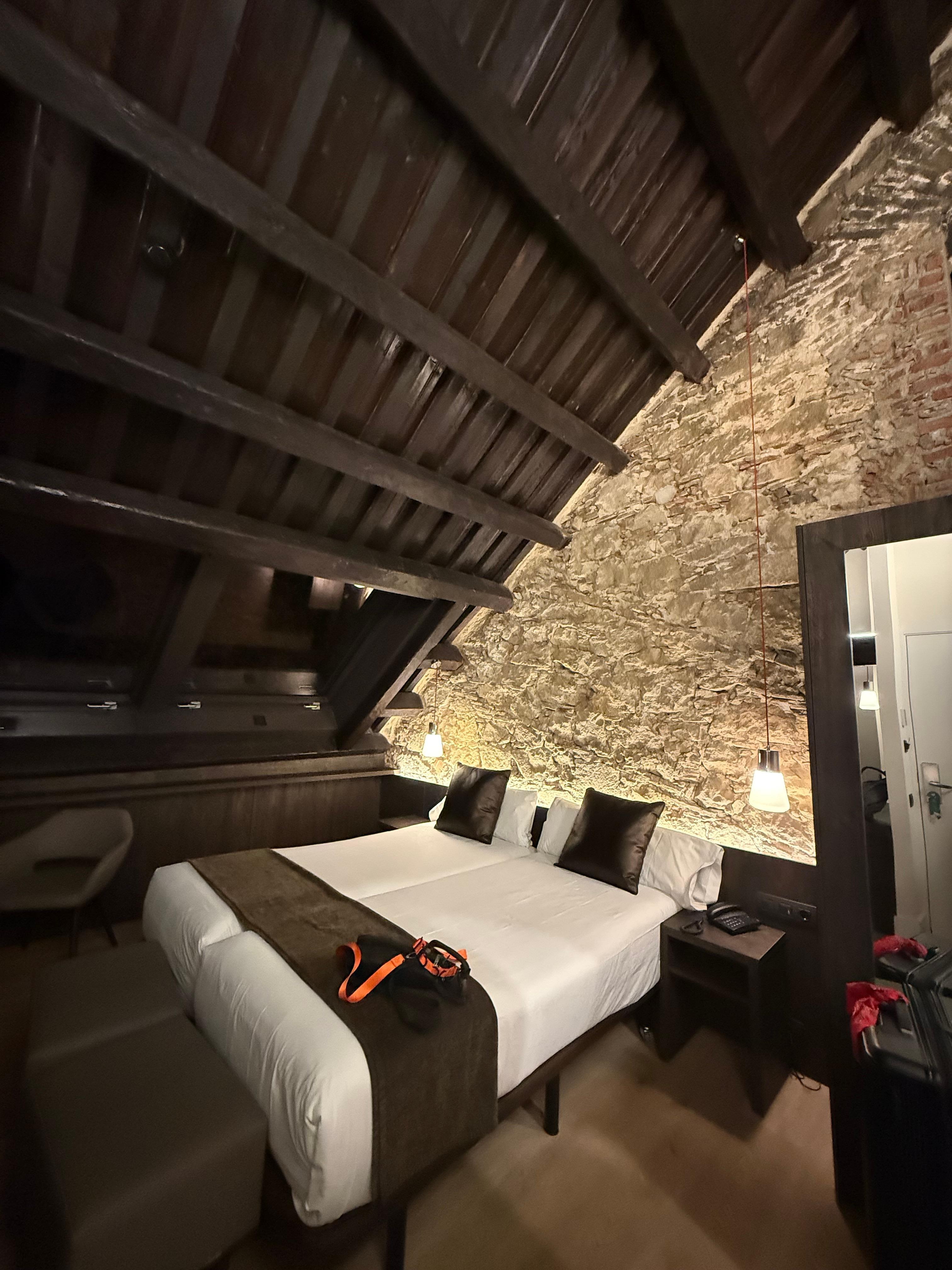 石壁・梁・斜めの天窓など個性的な外観・内装