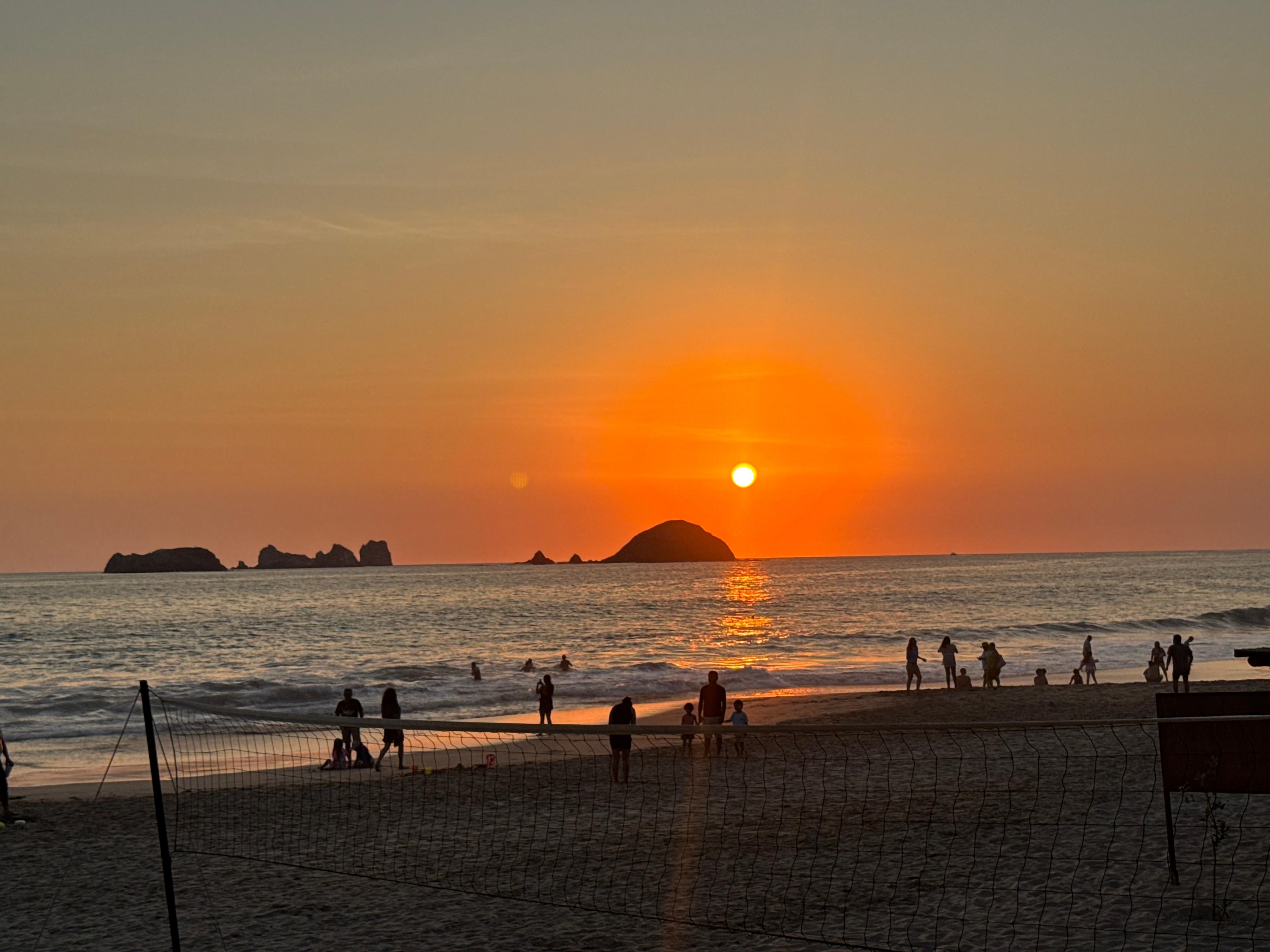 La playa en frente de hotel, la puesta del sol