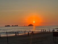 La playa en frente de hotel, la puesta del sol