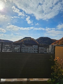 フェンスを高くするか、
目隠しをして欲しい