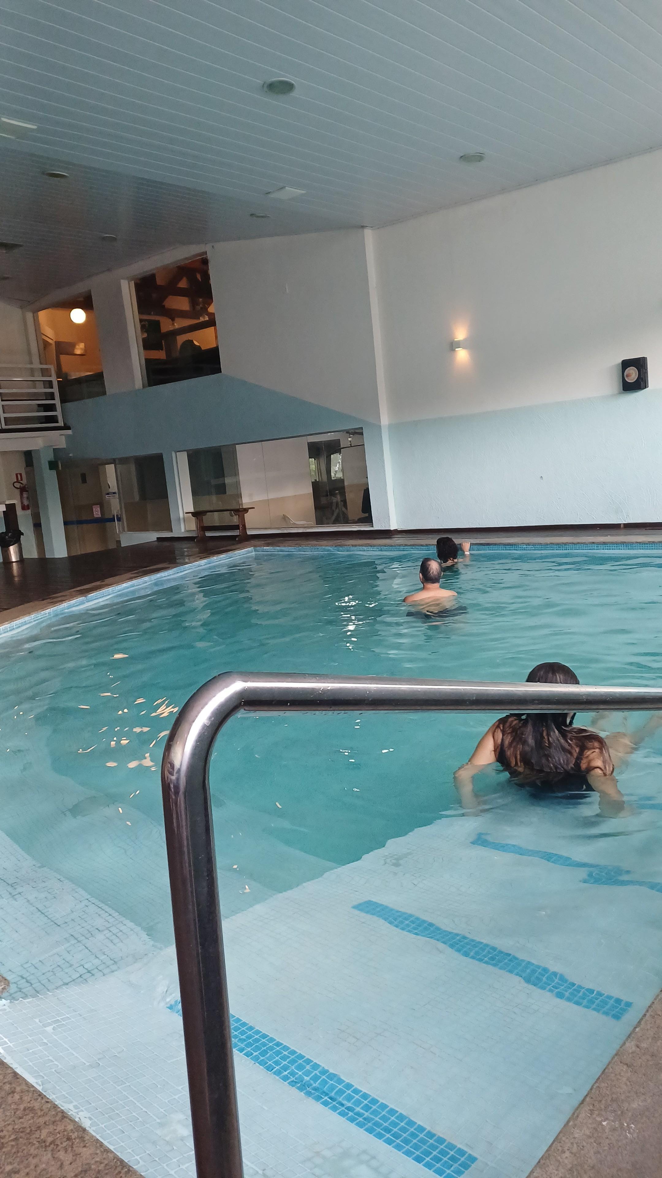 Piscina AQUECIDA, não achei térmica.