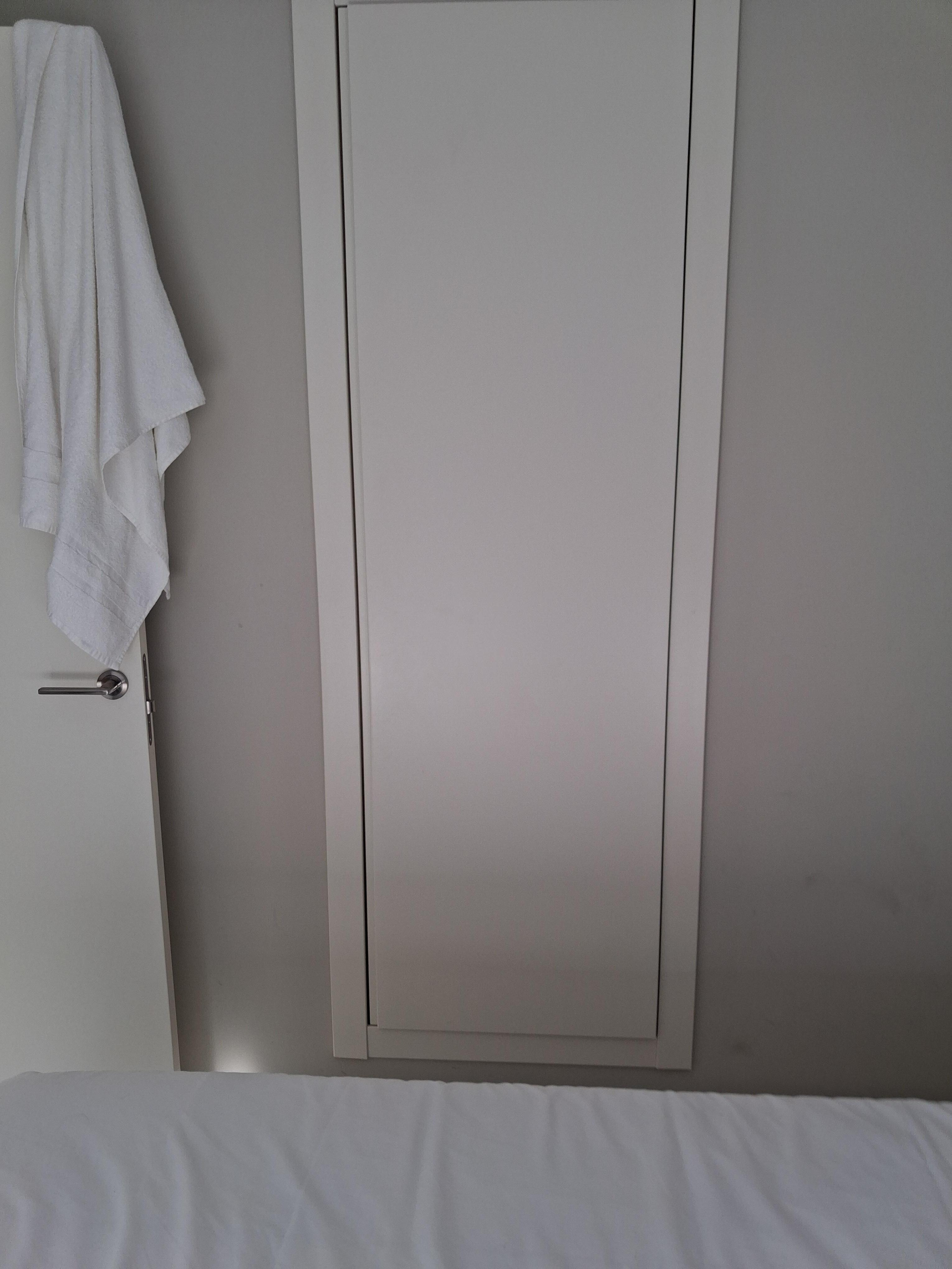  Wardrobe was also very small with only 3 coat hangers 