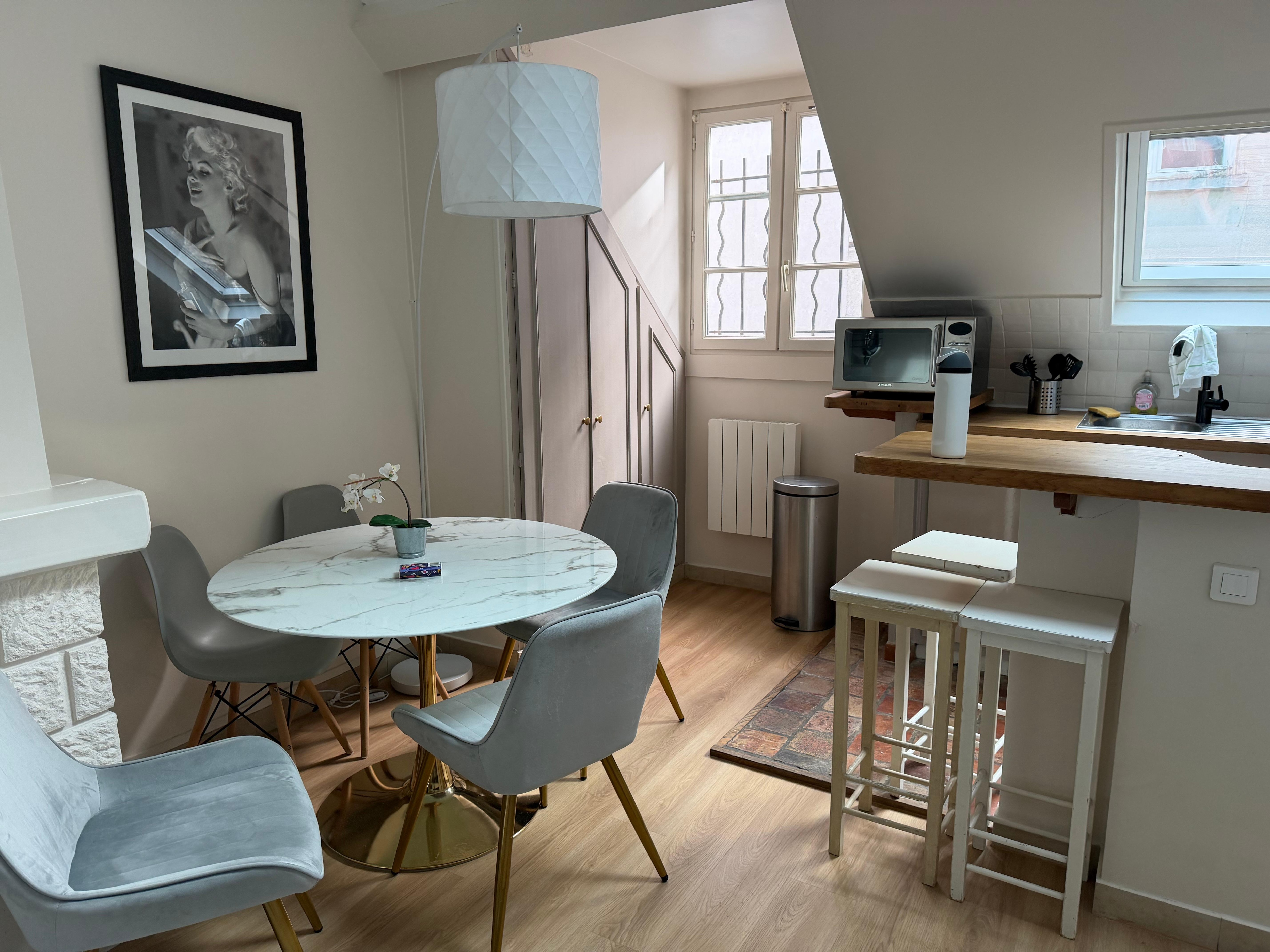 Bright and sunny spot for breakfast and Coffees 