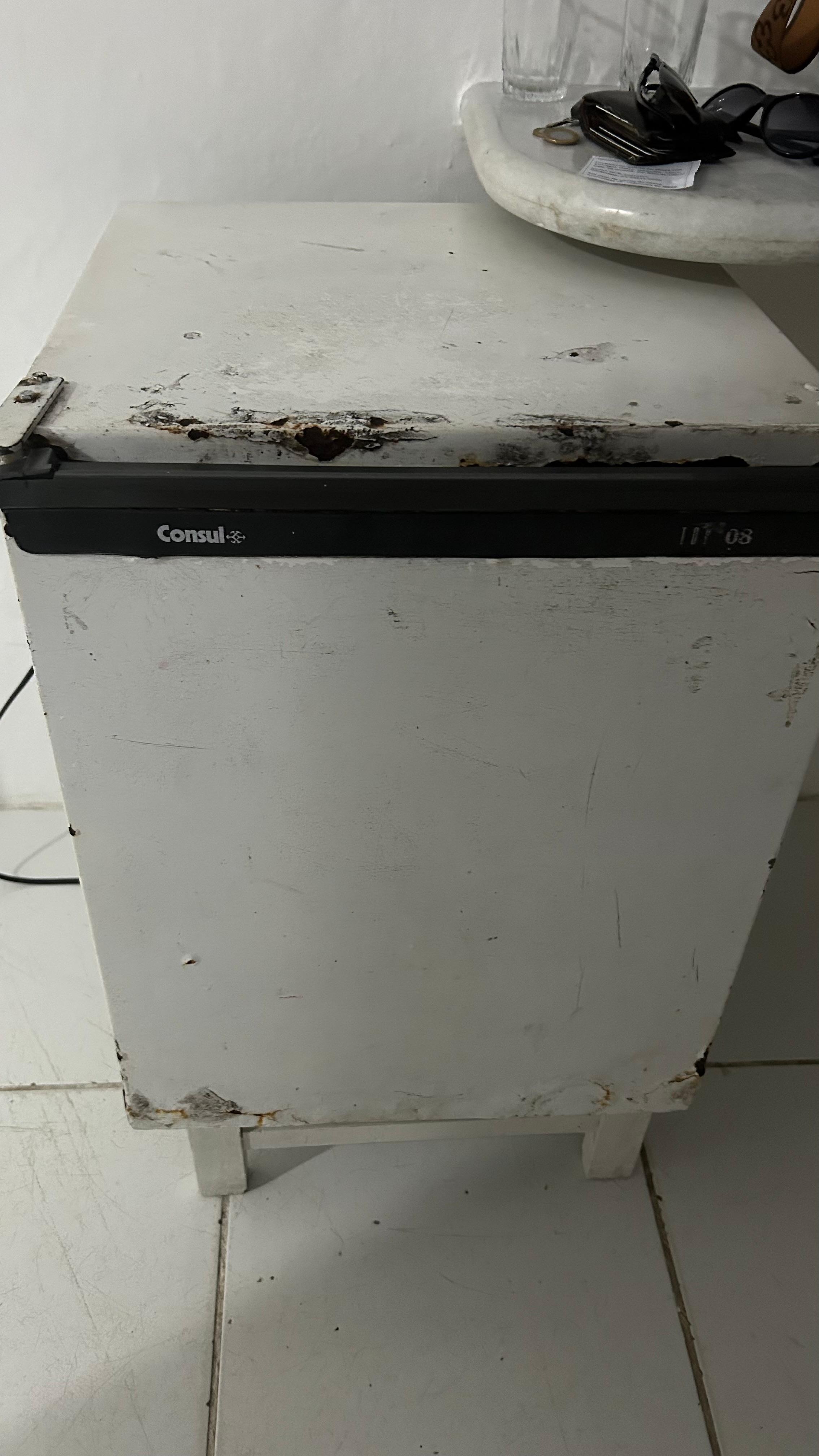 Frigobar velho e enferrujado