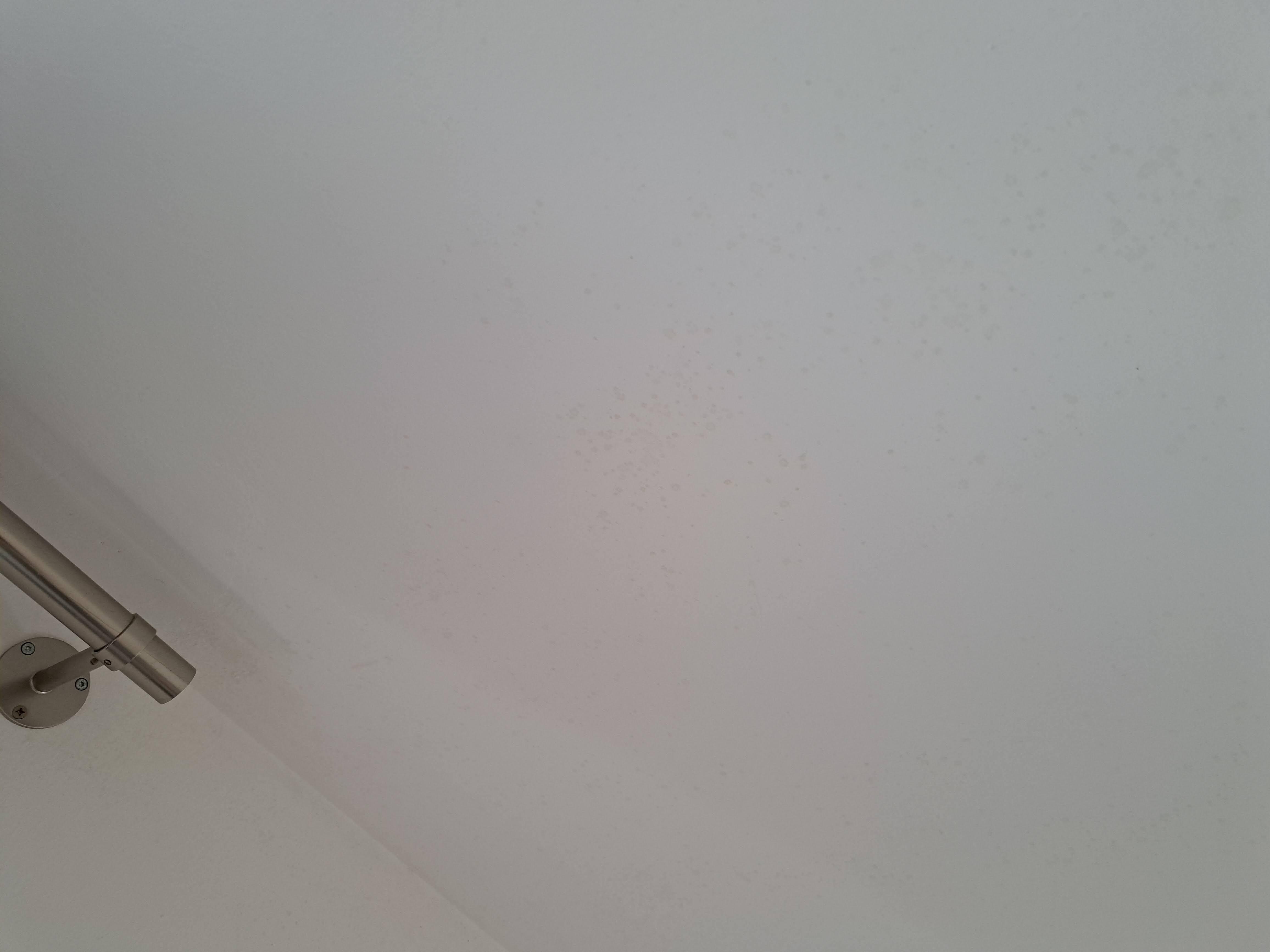 Schimmel an der Decke des Zimmers.