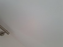 Schimmel an der Decke des Zimmers.