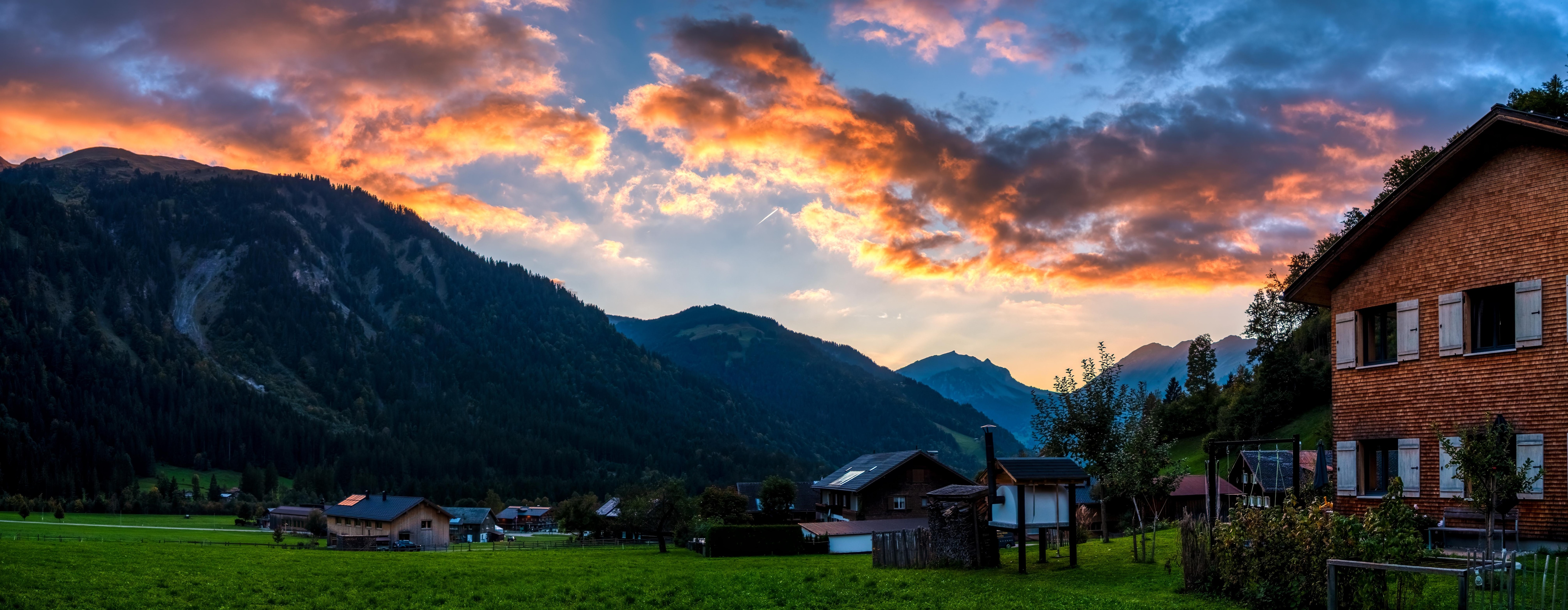Sonnenuntergang , rechts die Unterkunft.