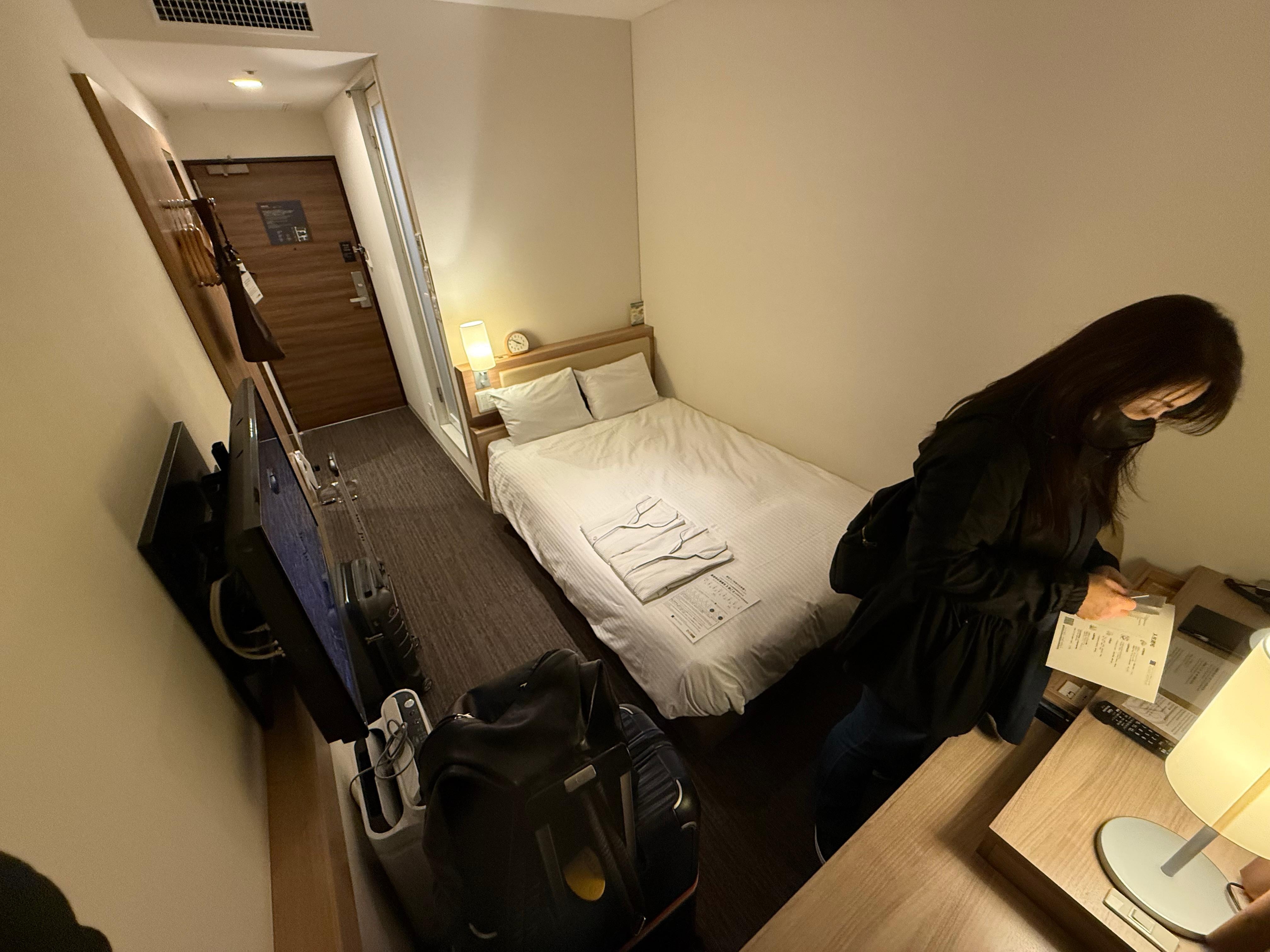 房間雖小
還算夠用
走道可以打開兩個行李箱