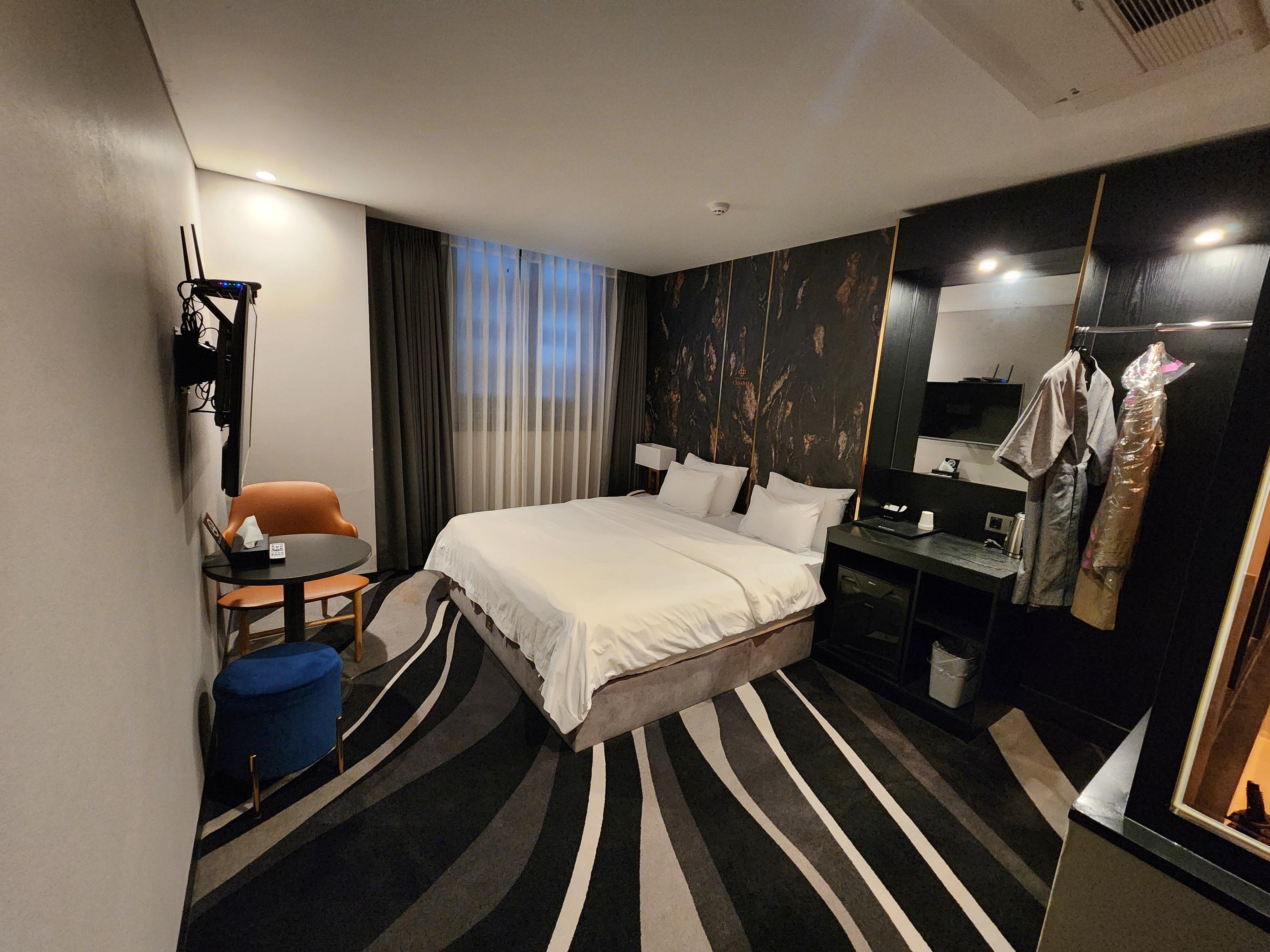 킹사이즈 침대의 아담한 객실