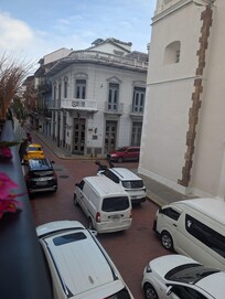 La rue de l'immeuble.