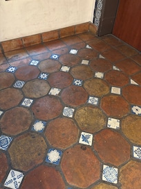Floors havenât been mopped