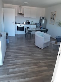 Blick vom Balkon ins Wohnzimmer