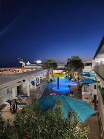 Vista de la piscina de noche
