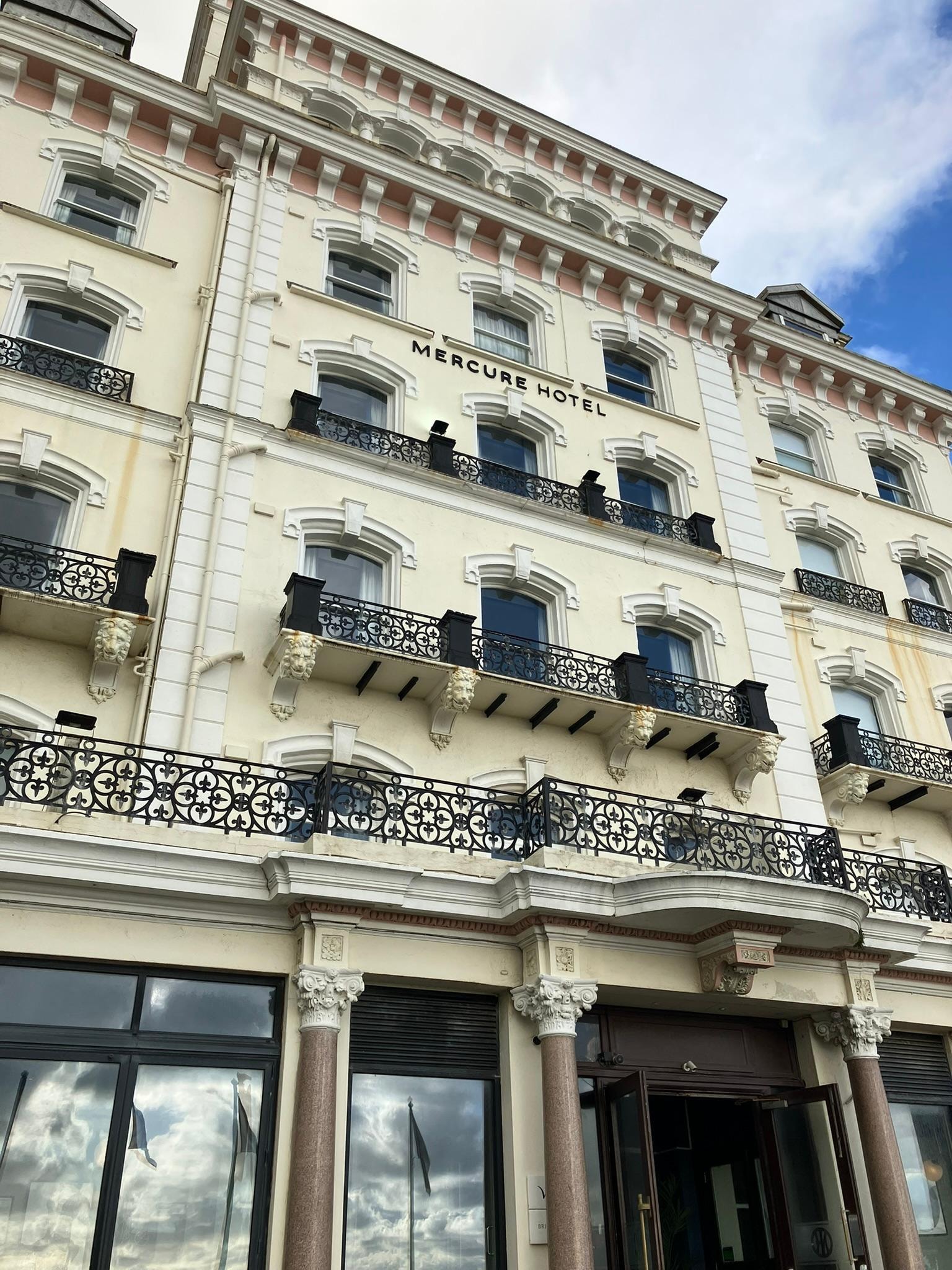 Voorkant hotel, parkeren kan aan de achterkant