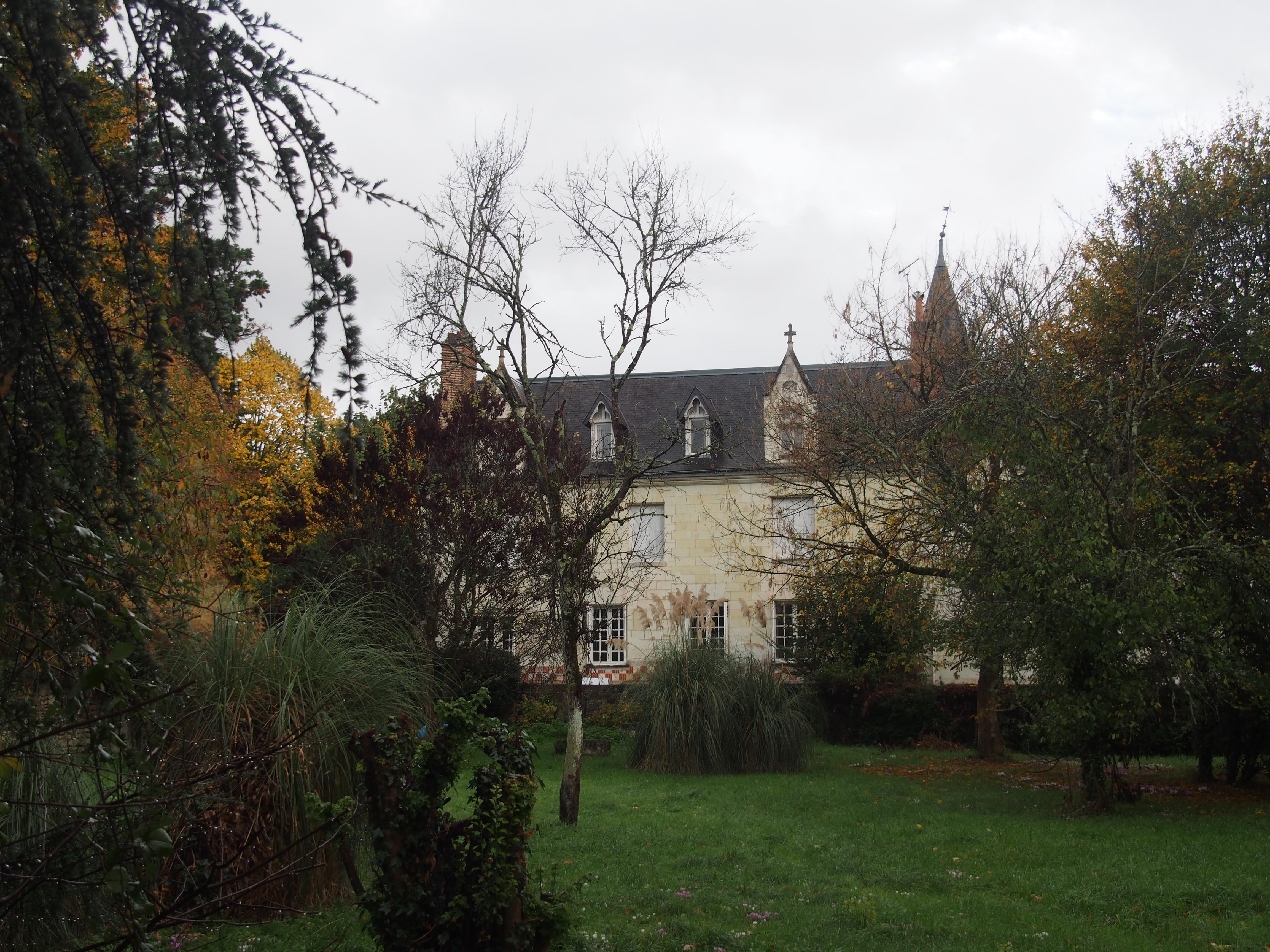 Parc et dépendances très agréables avec ses belles couleurs d'automne où les enfants ont bien joué.