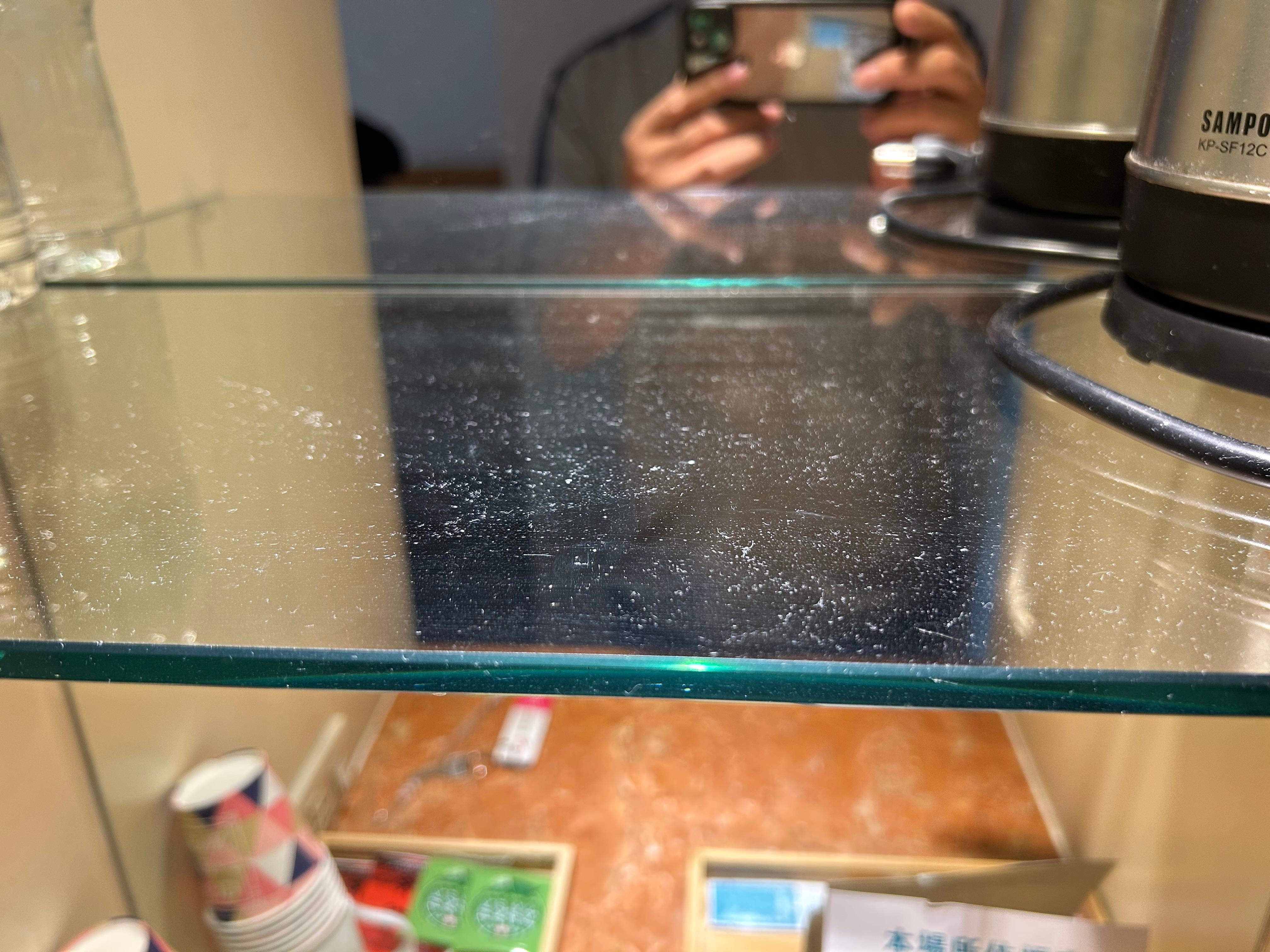 櫃子上灰塵與棉絮嚴重