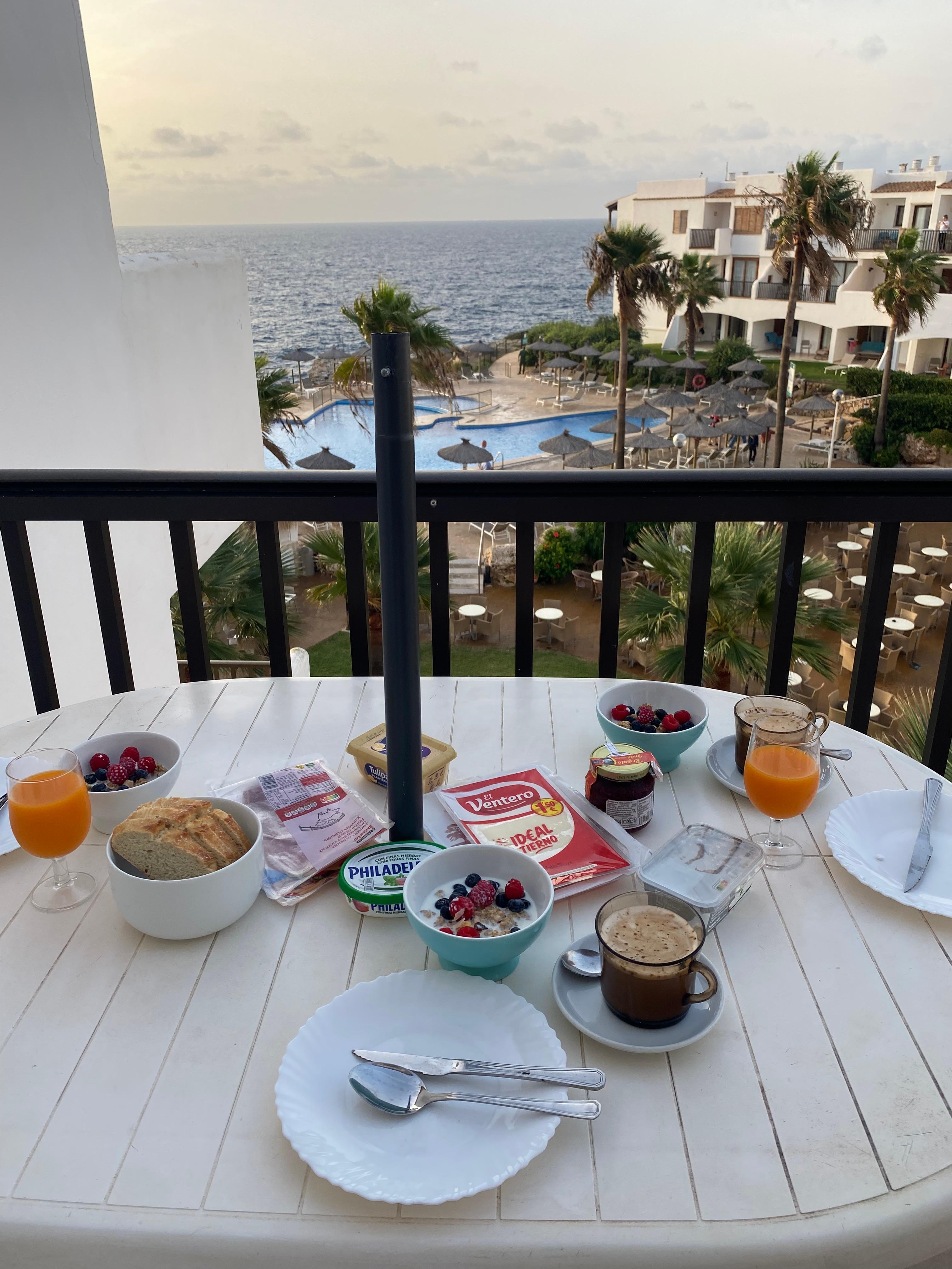 Breakfast time on the balcony 