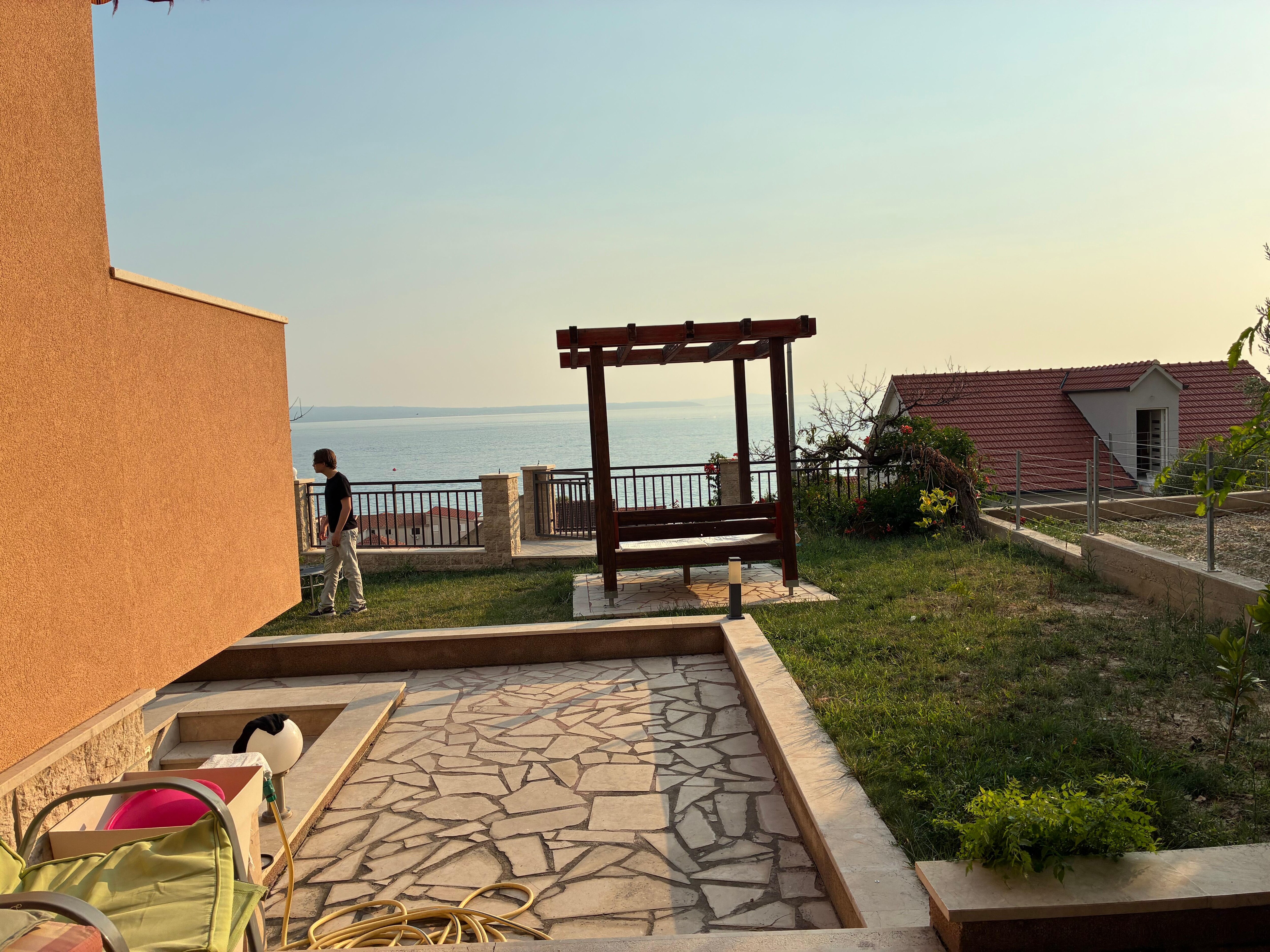 Ligbed en schommelbankje in de tuin om te chillen