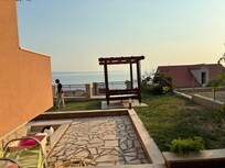 Ligbed en schommelbankje in de tuin om te chillen