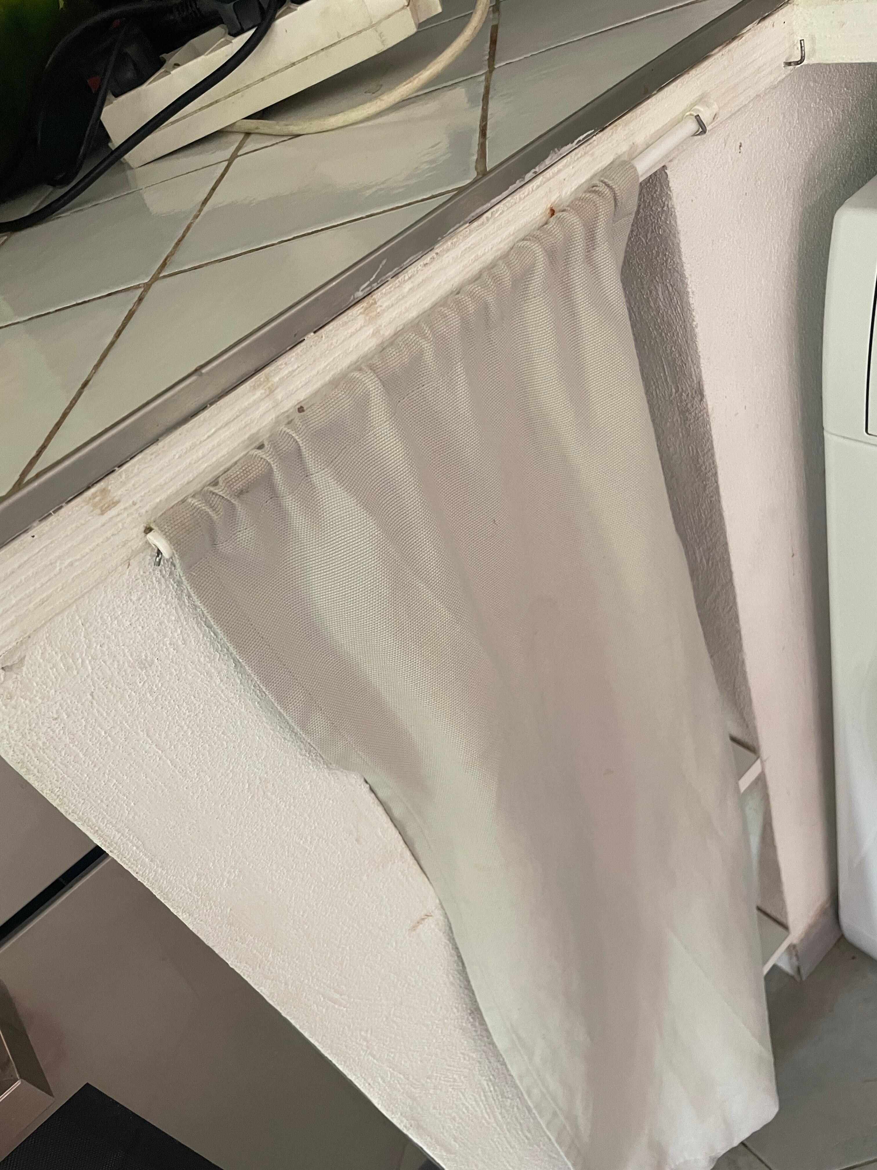 Der Vorhang hinter dem die Töpfe und Schüsseln standen, zugänglich für sämtliche Insekten die auch in den Töpfen lagen. 