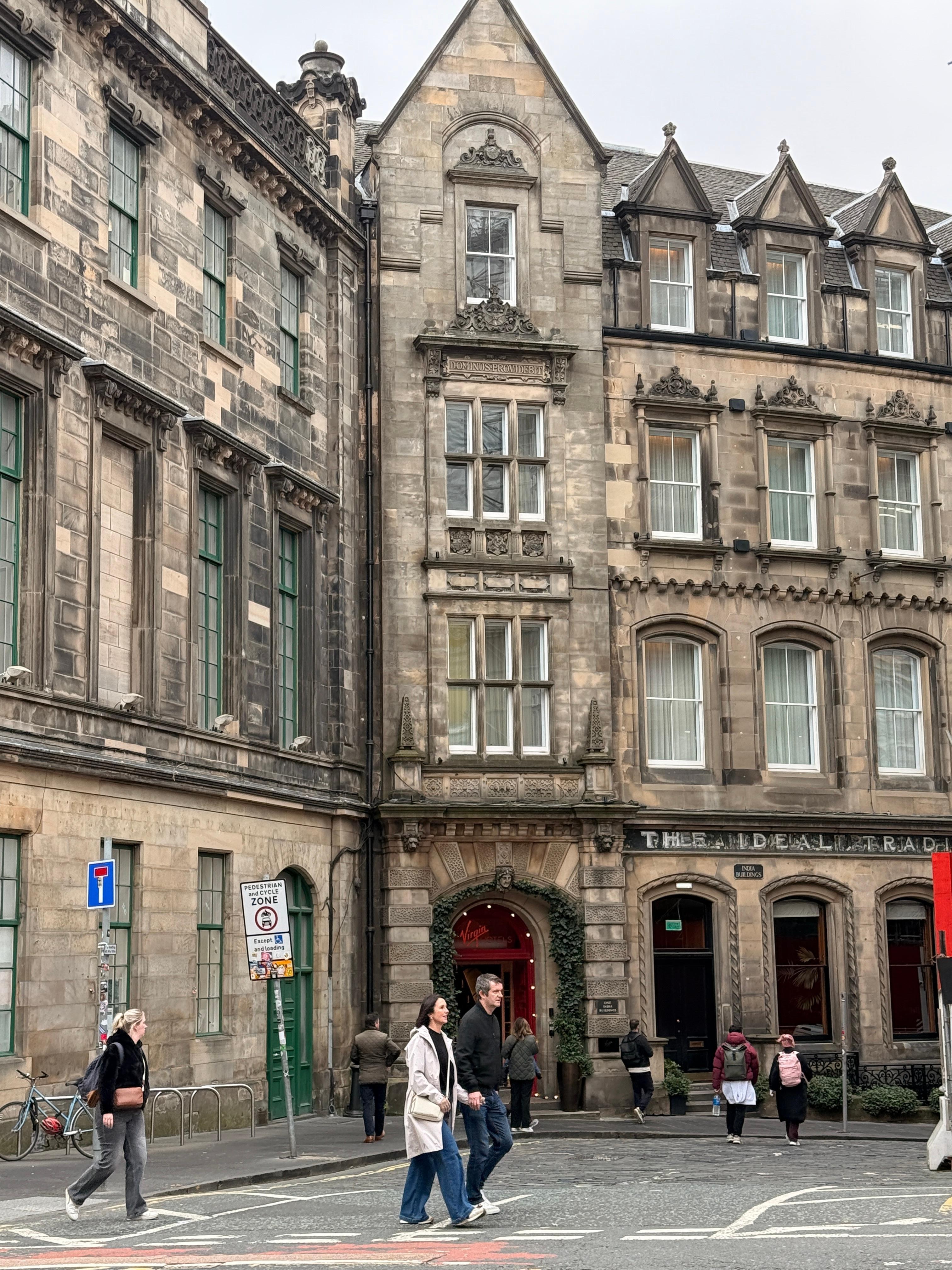 Front entrance right in the heart walking distance just minutes from the royal mile, cafes, restaurants just perfect 👌