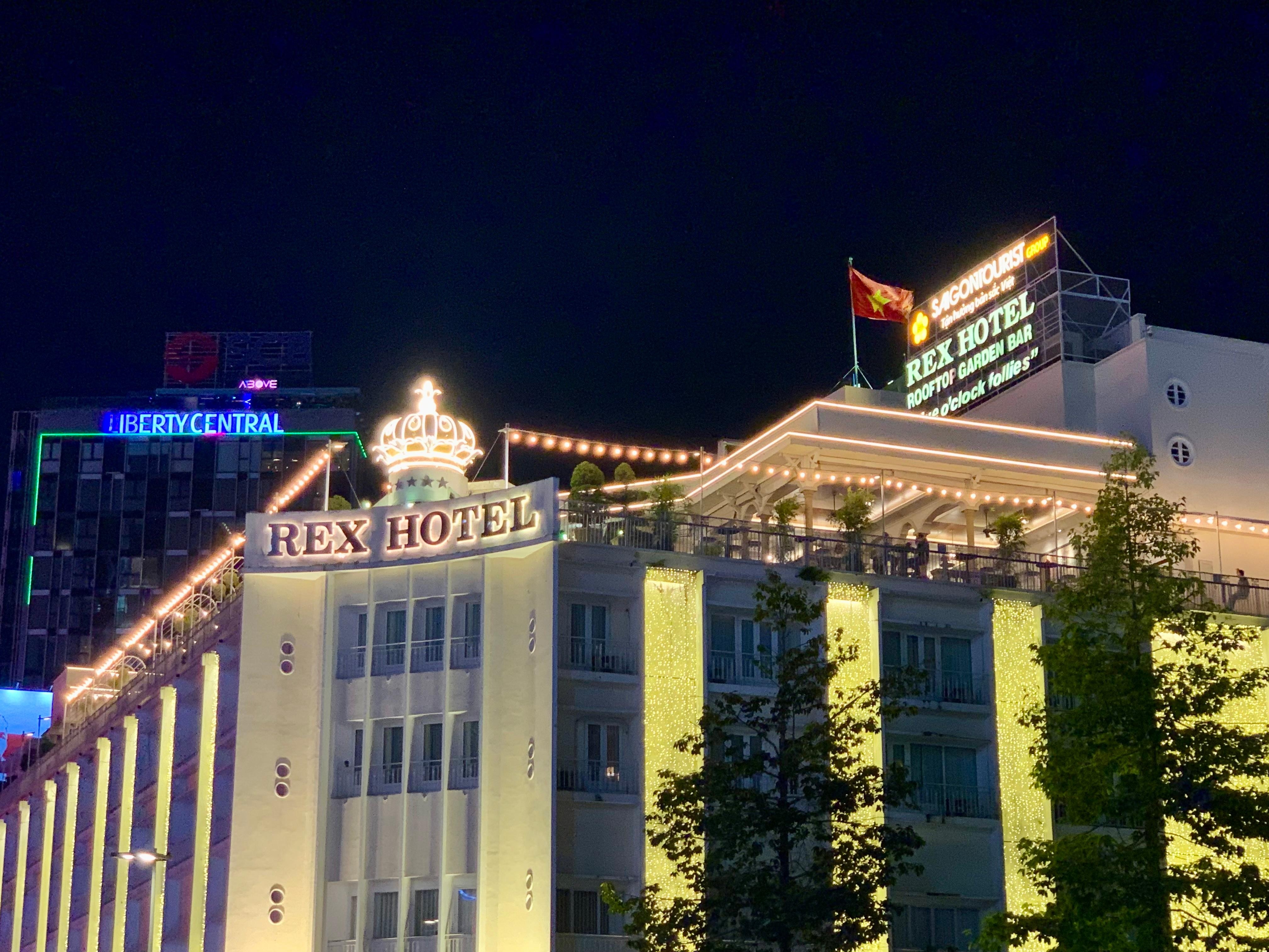 夜のホテル外観