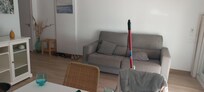 Kamer met bank en tv