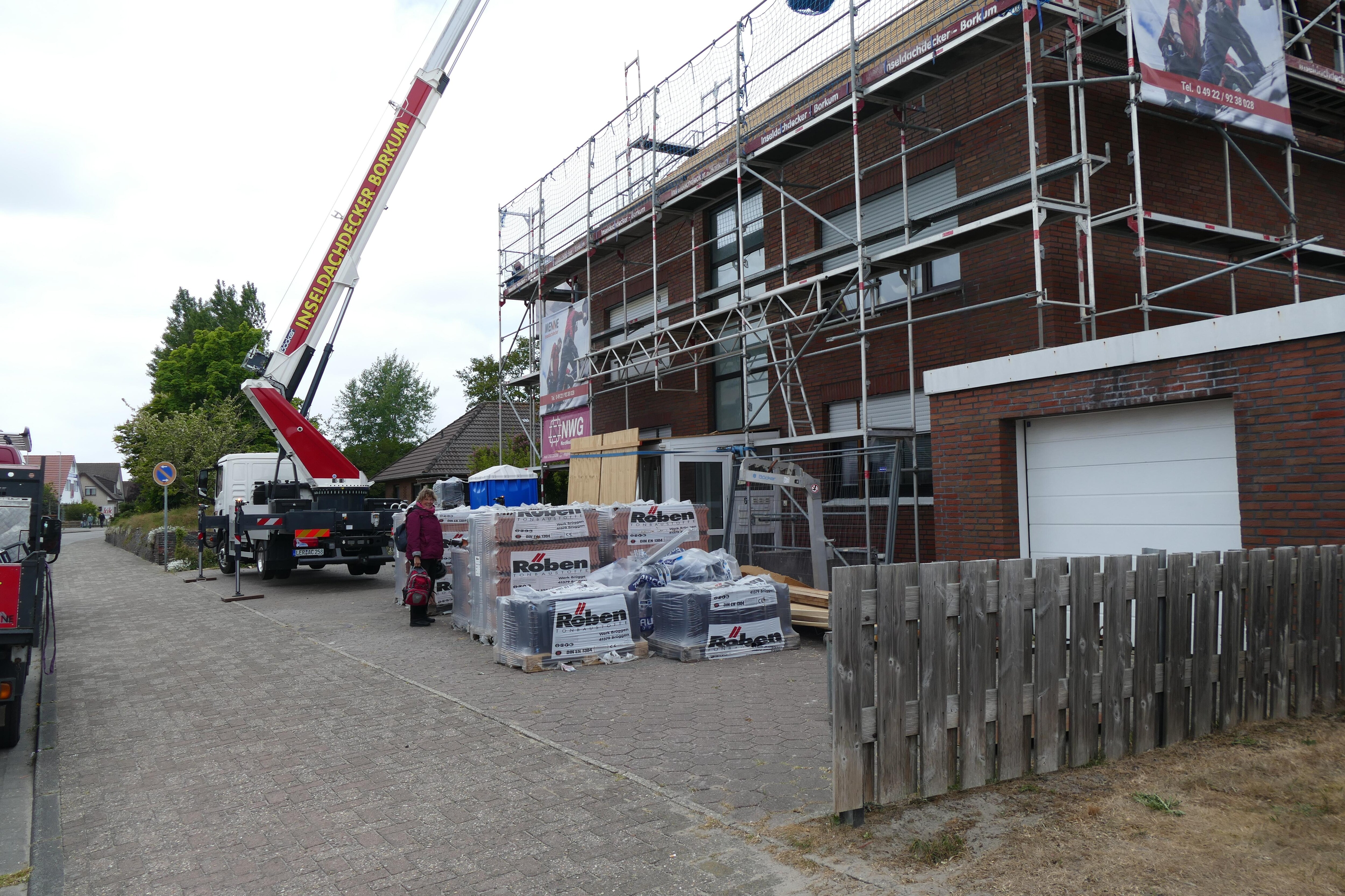 Durch die Palletten kamen wir kaum mit den Koffern hindurch.
