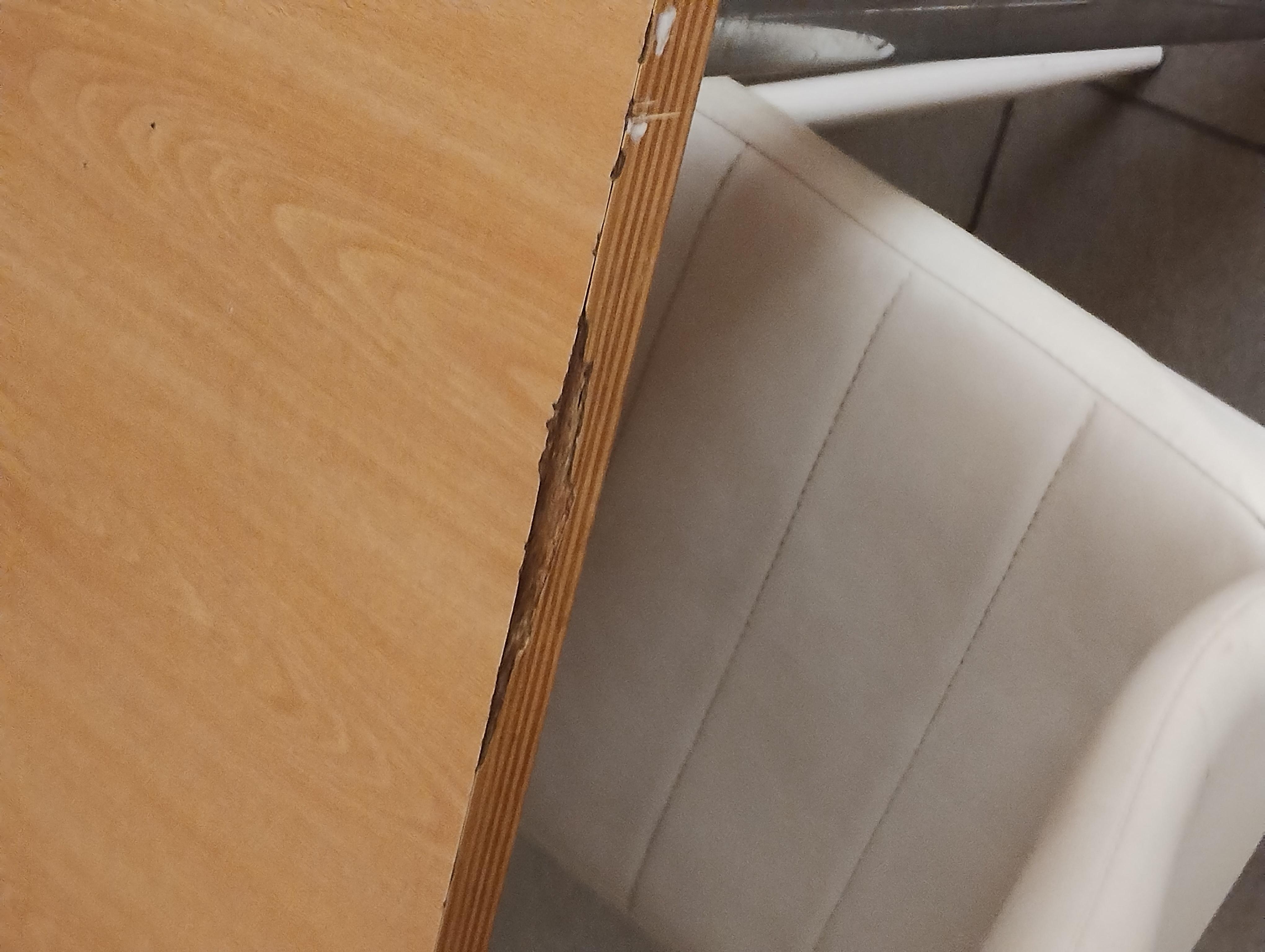 La table colle et les chaises sont sales