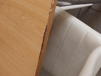 La table colle et les chaises sont sales