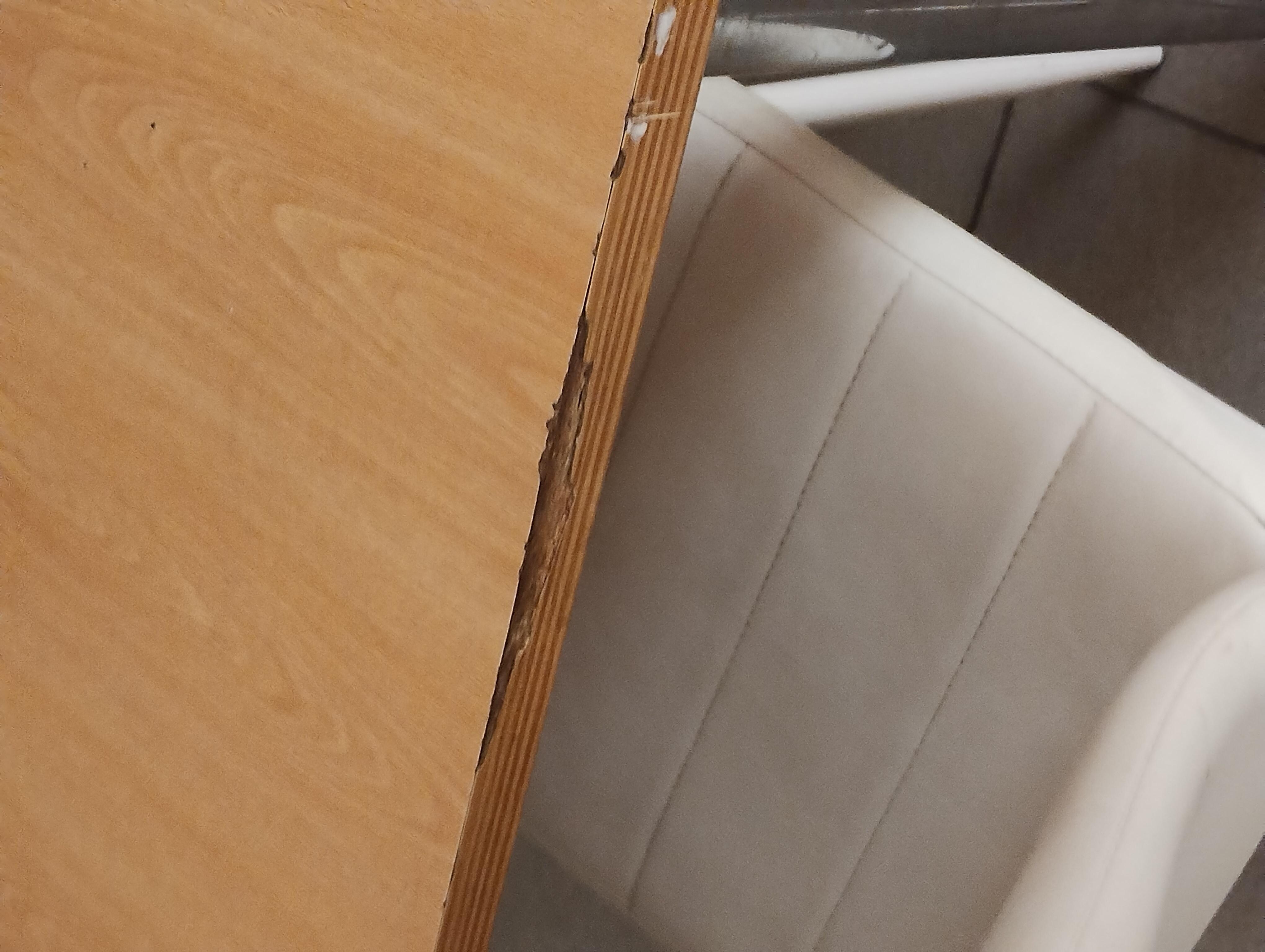 La table colle et les chaises sont sales