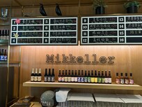 食堂 その時飲めるビールが列記してあります