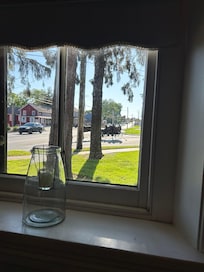 Having breakfast watching the horse and buggy’s go by