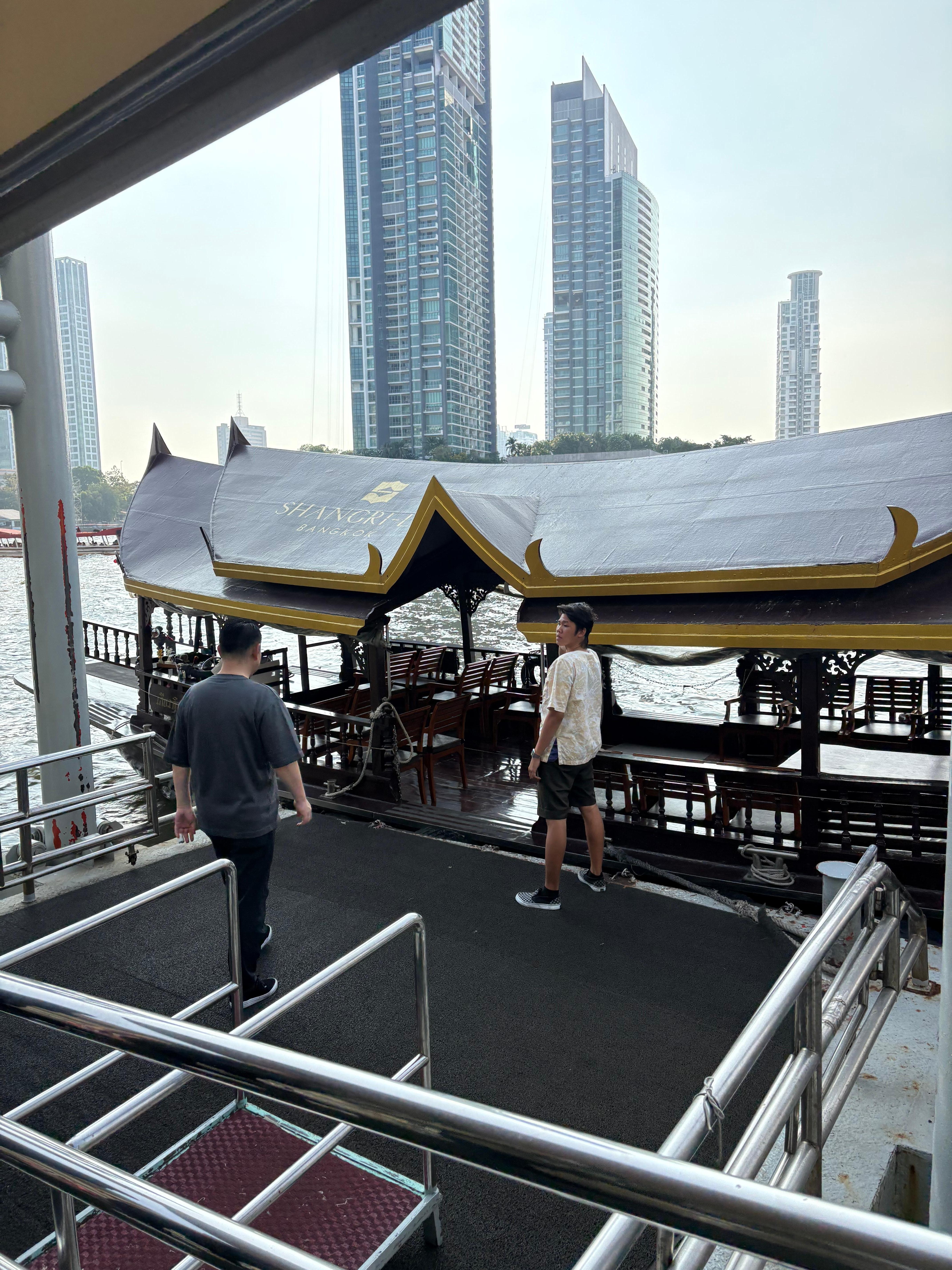 ホテルーアイコンサイアム間のシャトルボート。30分おき、しかも最終が17:30。他のホテルに比べると少なく早すぎる。