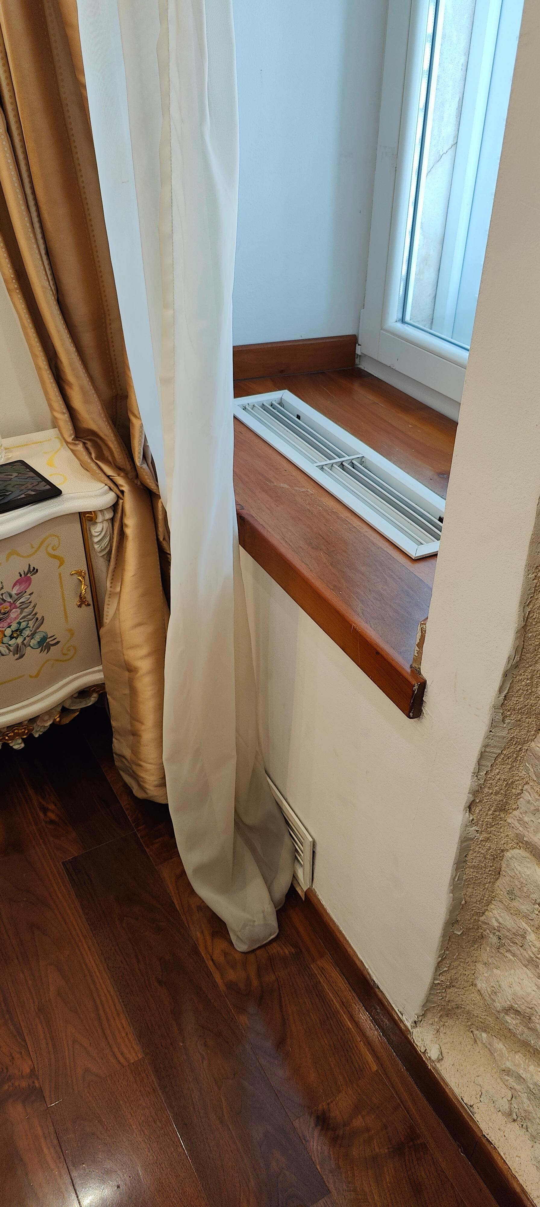 air conditioner and how the curtains bloccked it