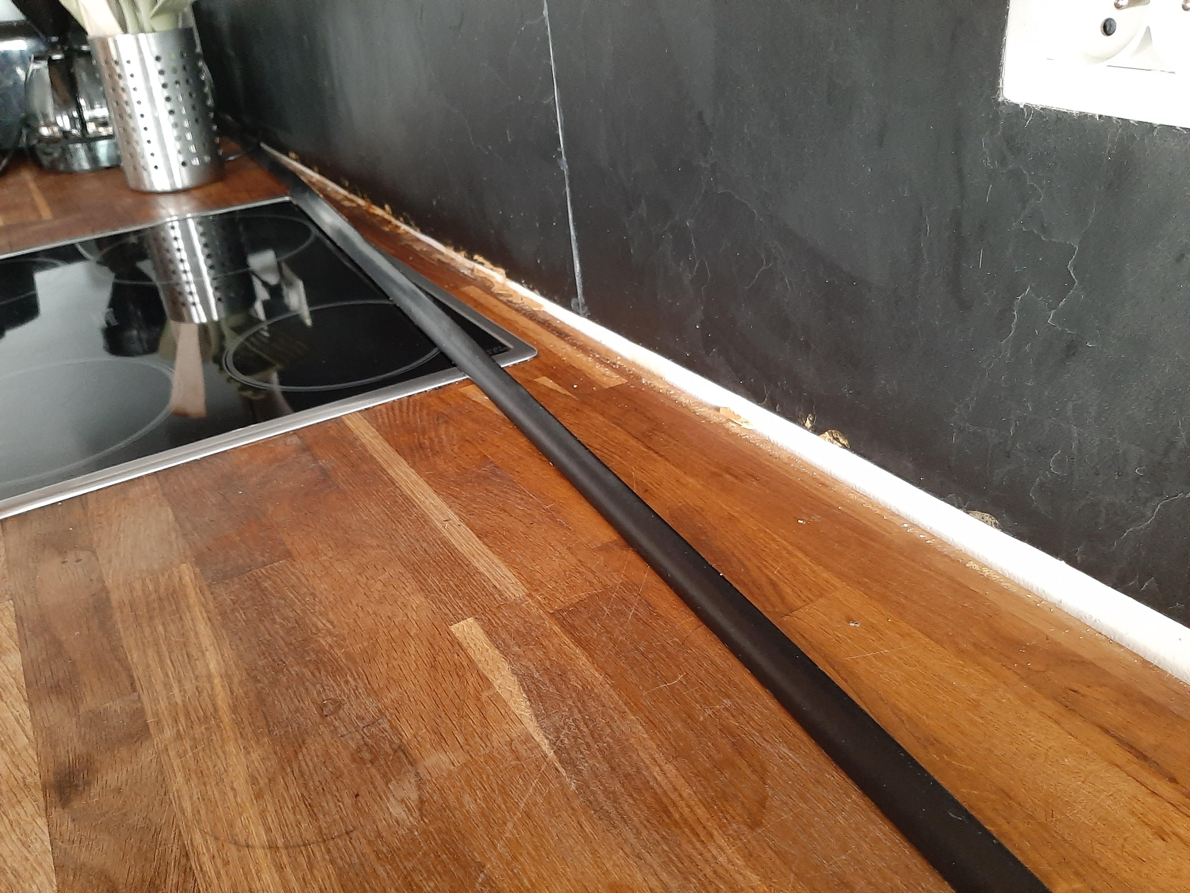 Cuisine paillasse en bois sale tache baguette decollee sale