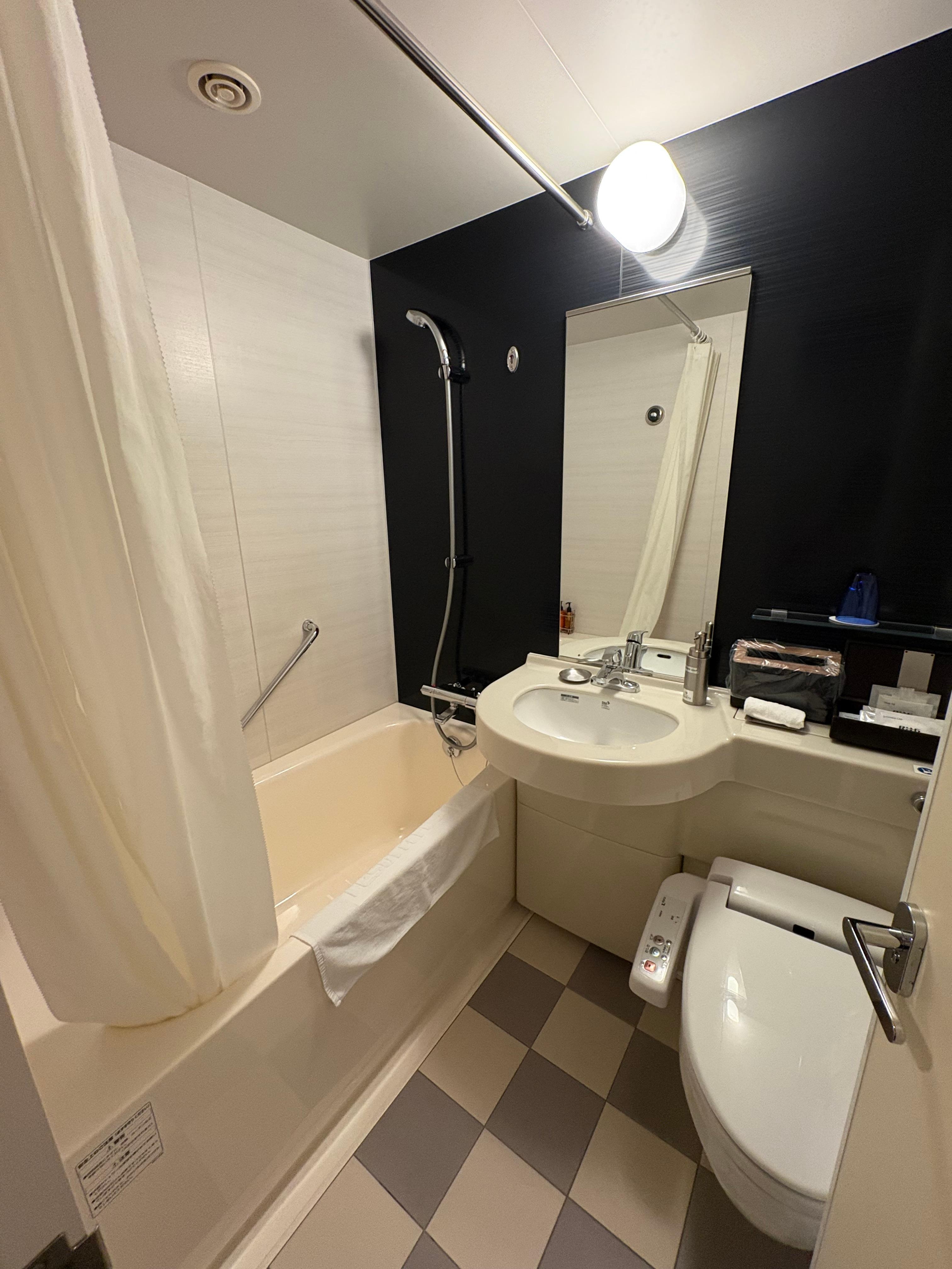 Even tub in washroom