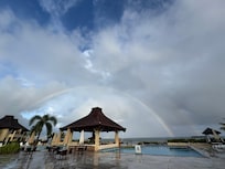 雨上がりの虹がかかった朝