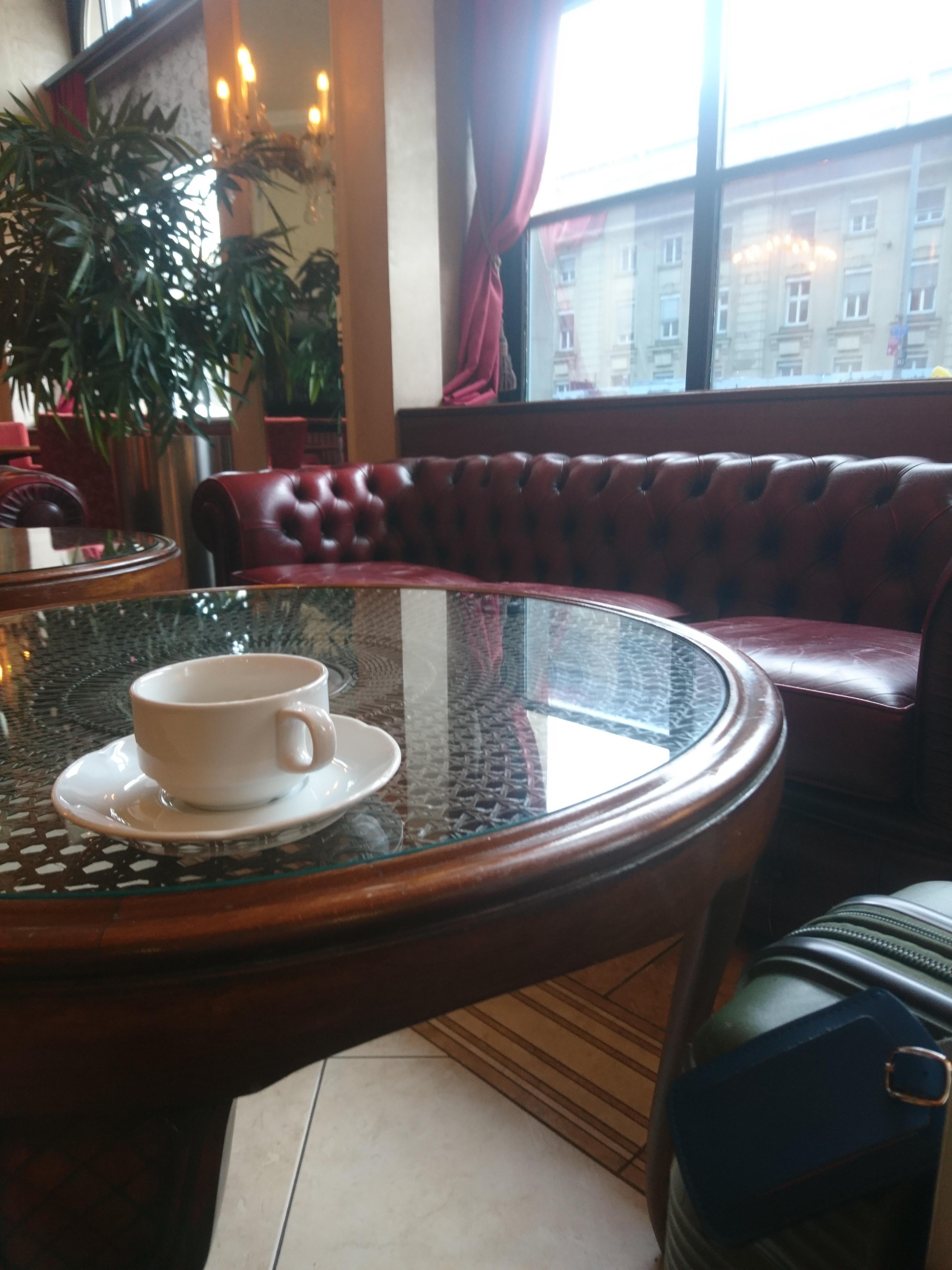 Café au calme dans le hall de l'hôtel