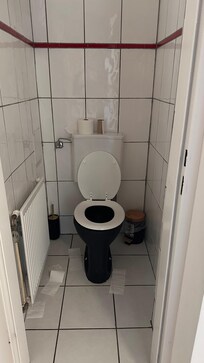 Solo un baño, sucio y orinado. Un solo baño para 4 habitaciones.