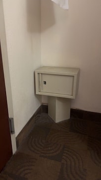 Safe without locking mechanism