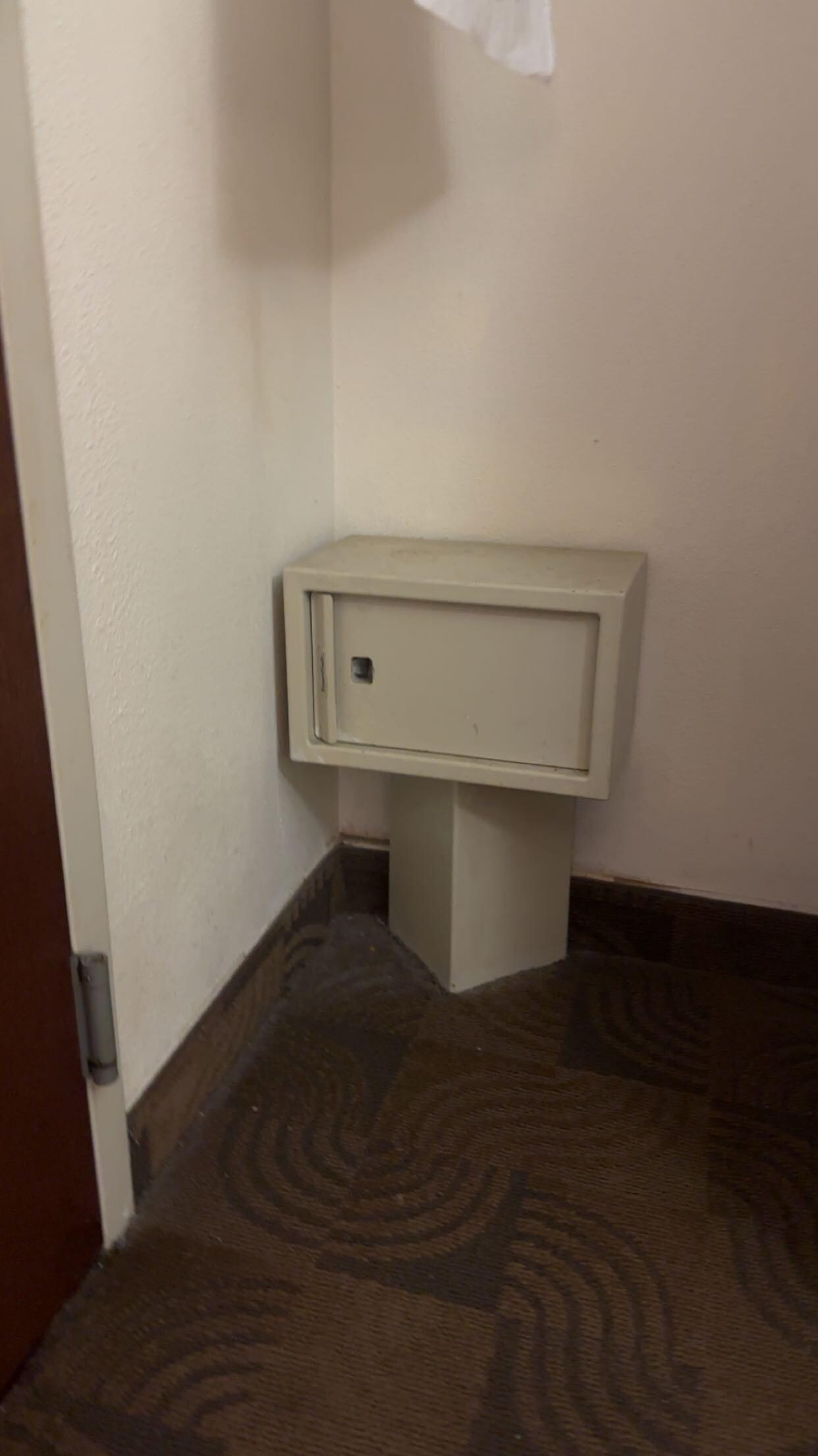 Safe without locking mechanism 