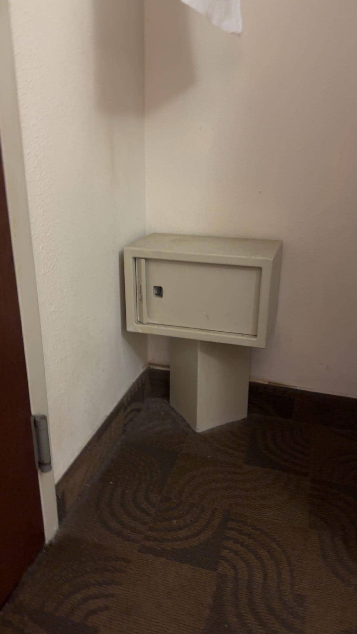 Safe without locking mechanism