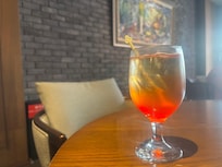 大廳有餐點可供選用,惟謹限使用乙次;有提供雞尾酒、紅酒及啤酒可飲用。