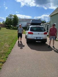 Mon conjoint avec mon beau frère qui regardait la Baie de Bouctouche.